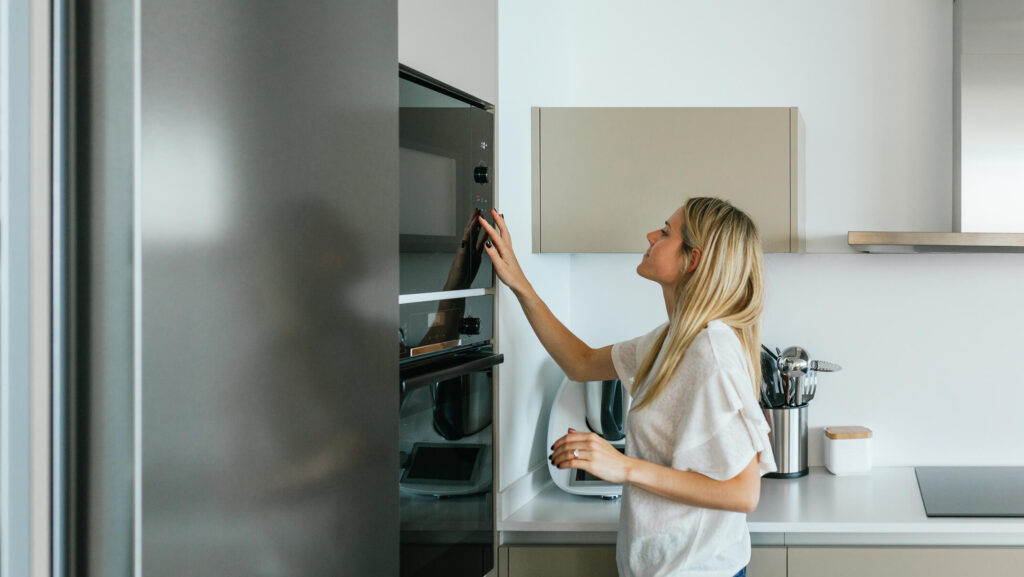 How to Clean a Microwave